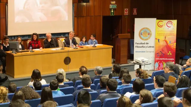 Inauguración del congreso sobre pobreza infantil celebrado en la Facultad de Filosofía y Letras de Zaragoza, con participación del alcalde, Pedro Santisteve.