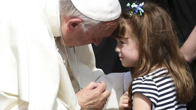 El Papa Francisco habla con Lizzy, una niña de 5 años que padece el síndrome de Usher.