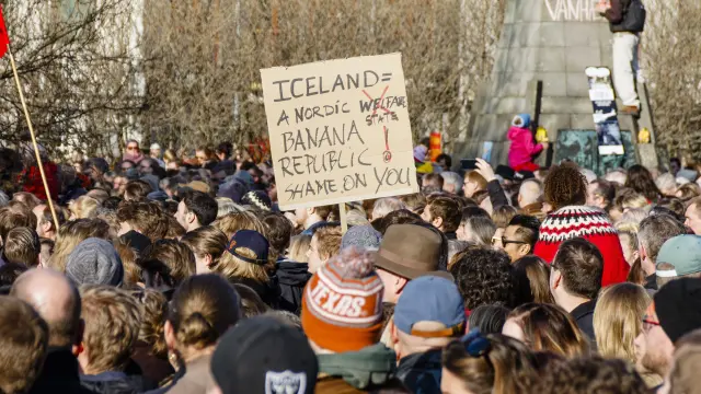 Multitudinaria protesta en Islandia para pedir la dimisión del primer ministro.