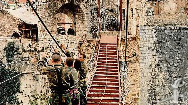 La Agrupación Aragón montó en su misión entre 1995 y 1996 una pasarela sobre el río Neretva, para volver a unir la ciudad después de que los croatas destruyeran el emblemático puente. Su reconstrucción posterior lo ha convertido en un símbolo de la reconciliación.