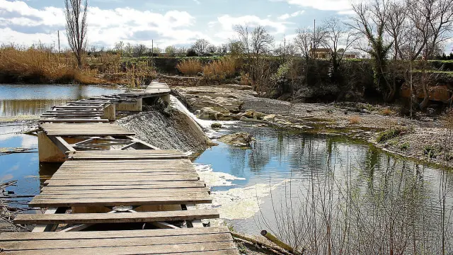 El puente del azud sobre el río Guadalope en Alcañiz continúa destrozado.