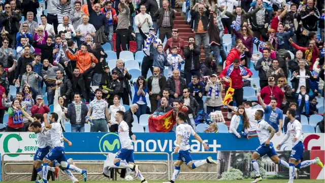 La afición zaragocista celebra con el equipo el 2-1 que anotó Dorca en el minuto 66, crucial para la victoria final ante el Mallorca.