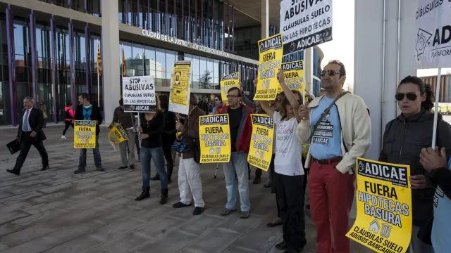 Imagen de archivo de una protesta de Adicae en Zaragoza contra las cláusulas suelo.
