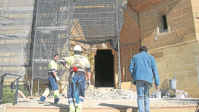 Inicio de las obras de restauración en la portada de la iglesia de Peralta de Alcofea.