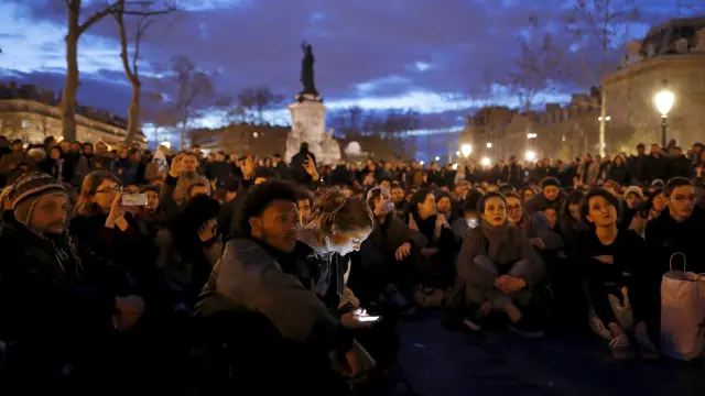 Los manifestantes regresan a la plaza de la República de París para continuar con el movimiento "NuitDebout" ("Noche en pie").