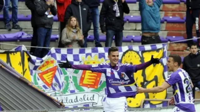 Juan Villar (7) celebra junto a Tiba el gol del Valladolid en el último partido en Zorrilla, marcado en el minuto 93 y que salvaba el empate a uno final in extremis.