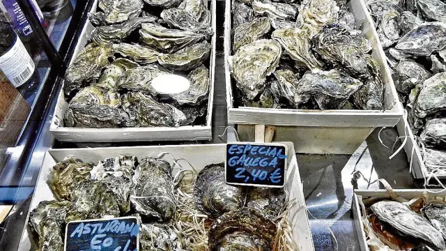 La Ostrería ofrece en sus vitrinas diferentes variedades y tamaños de ostras.
