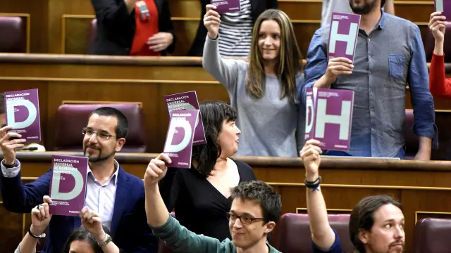 Los diputados de Podemos han exhibido carteles en defensa de los derechos humanos en el pleno del Congreso.
