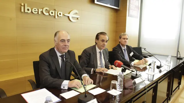 José Luis Rodrigo, director gerente de Ibercaja Leasing, José Coronel de Palma, presidente de la Asociación y Manuel García Fernández, secretario general de la Asociación.