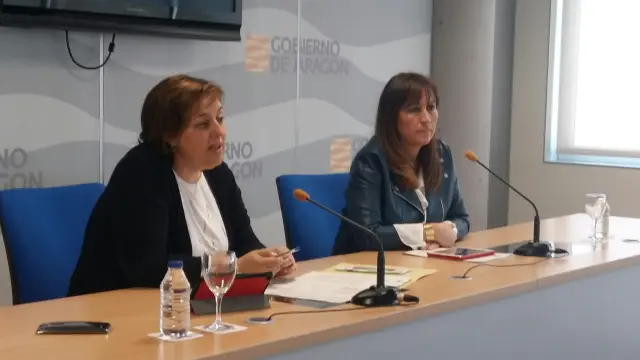 La directora de área de Atención Primaria (i), Cristina Alonso, y la ginecóloga Sira Ripollés (d), en la presentación del programa.