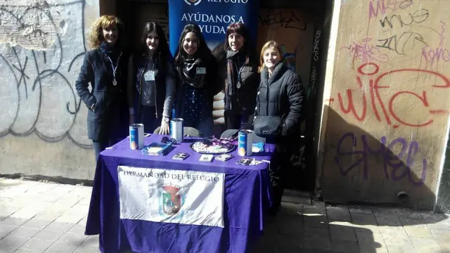 Una de las mesas instaladas en la calle en Semana Santa para recaudar dinero para el Refugio de Zaragoza.