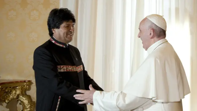 Evo Morales conversó durante 27 minutos con el pontífice en la Biblioteca del Palacio Apostólico del Vaticano.