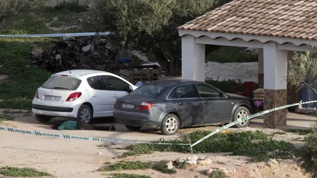El cuerpo de la mujer ha sido hallado junto a dos vehículos fuera de la casa