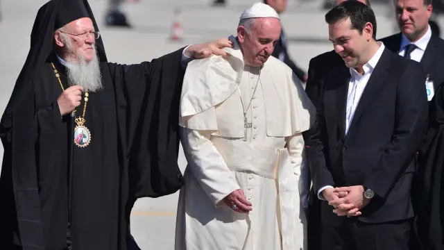 El Papa, con Tsipras y el patriarca Bartolomeo, a su llegada a la isla de Lesbos.