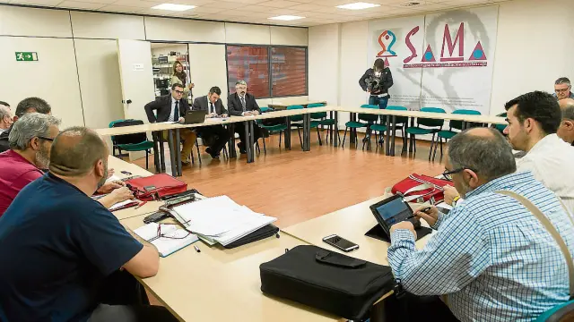 La dirección de Auzsa y los miembros del comité de empresa, en una reunión en el SAMA.