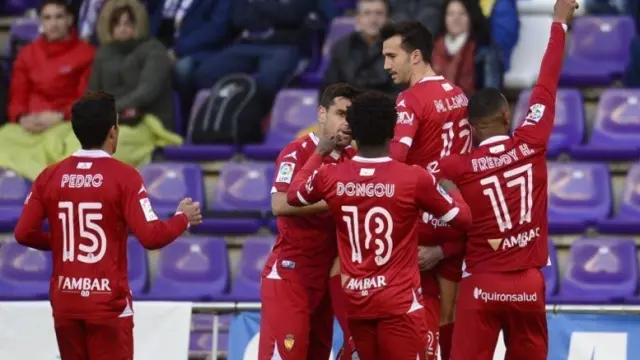 Los jugadores del Real Zaragoza celebran el gol de Lanzarote