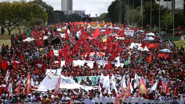 Los brasileños salen a la calle a favor y en contra de Rousseff