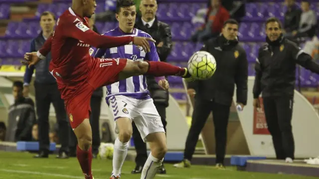 Hinestroza, uno de los advertidos de sanción con cuatro amarillas, se lleva la pelota junto a la banda en el partido del sábado en Valladolid.