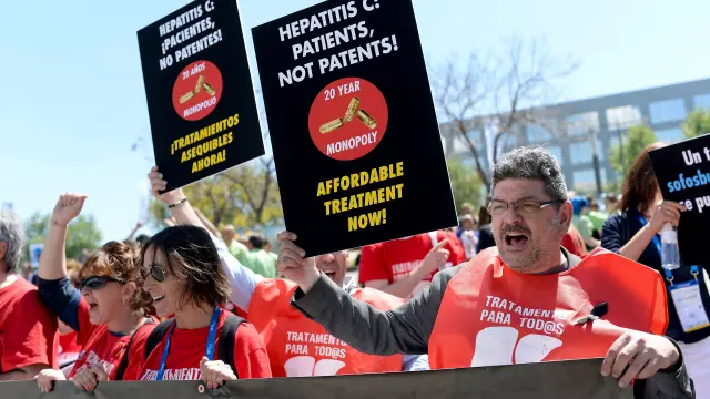 Imagen de una protesta reciente, en Barcelona, para pedir el acceso universal a los nuevos fármacos de la hepatitis C.