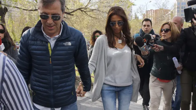 El periodista Paco González, acompañado de su esposa Mayte, a su llegada hoy a la Audiencia de Madrid que juzga a Lorena G.F.