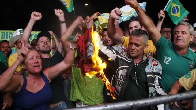 Contrarios a Rousseff celebran la decisión en las calles de Brasil