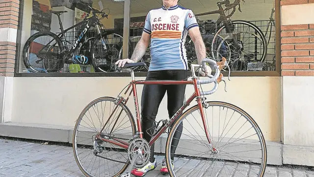 Miguel Cored, con la bicicleta y el maillot retros con los que correrá La Pionera.