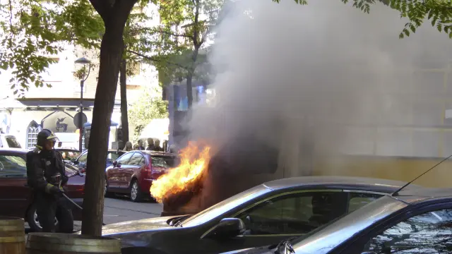 Una furgoneta ha ardido de manera espontánea en la calle San Vicente Mártir de Zaragoza.