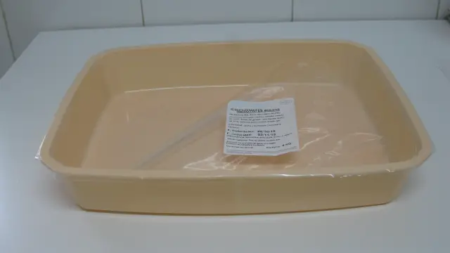 Una barqueta de plástico usada para calentar la comida en los comedores escolares.