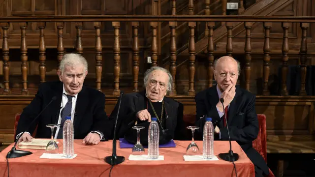 Los escritores Antonio Gamoneda, Rafael Sánchez-Ferlosio y Jorge Edwards durante el encuentro previo a los Premios Cervantes.