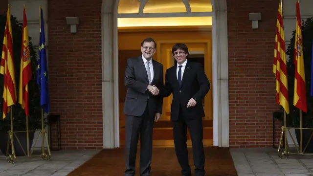 Rajoy y Puigdemont en la escalinata de Moncloa