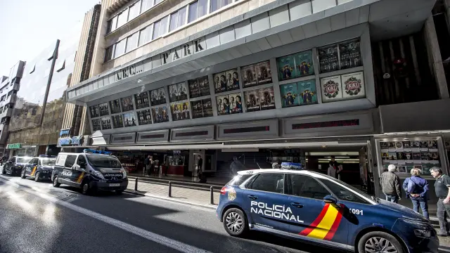 Varios vehículos de la Policía Nacional han acudido esta tarde al céntrico cine de Valencia donde ha aparecido el cuerpo sin vida