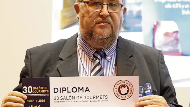 Rafael de la Fuente, con el diploma acreditativo del accésit.