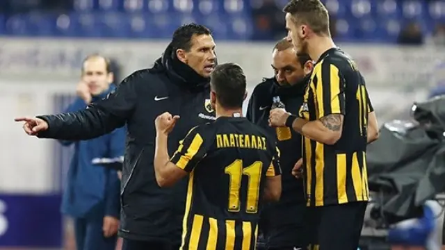 Poyet da instrucciones a los jugadores del AEK