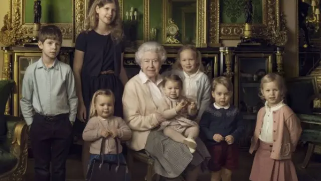 Isabel II cumple 90 años rodeada de sus dos nietos más pequeños y sus cinco bisnietos.