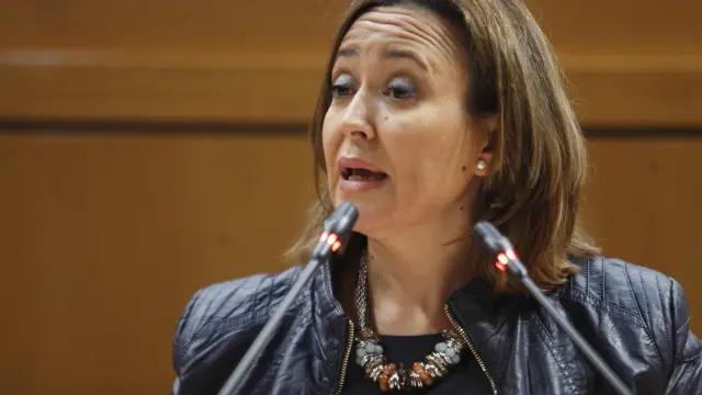 La consejera de Educación y Cultura del Gobierno de Aragón, Mayte Pérez, en el pleno de las Cortes.