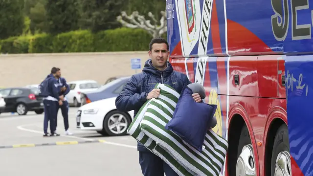 Los jugadores llevaron almohadas y colchonetas para descansar en el largo viaje en bus a Oviedo.
