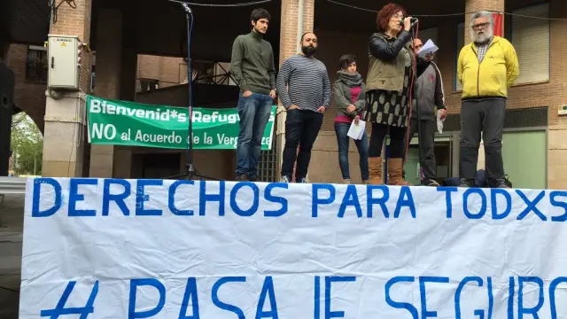 Vigilia por los refugiados en la plaza San Bruno de Zaragoza.