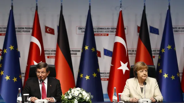 Angela Merkel y Ahmet Davutoglu