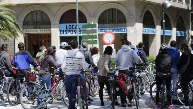 Marcha ciclista reivindicativa en el centro de Zaragoza