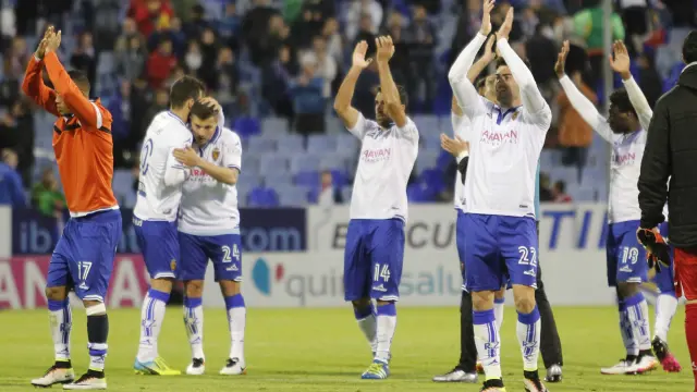Los jugadores del Real Zaragoza agradecen el apoyo a la afición tras la victoria contra el Alcorcón
