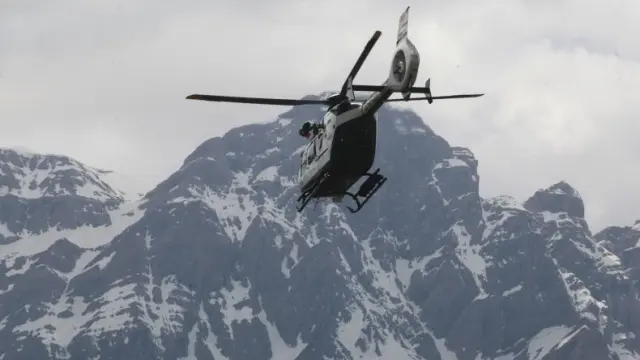 Un helicóptero de la Guardia Civil de montaña cerca de Panticosa, en una imagen de archivo