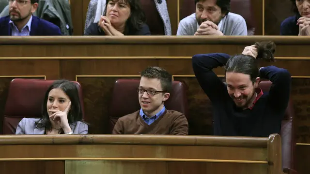 El líder de Podemos, Pablo Iglesias (d), el portavoz del partido, Íñigo Errejón (c), y la portavoz adjunta, Irene Montero, durante el pleno del Congreso de los Diputados