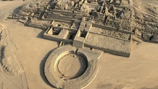 Antigua ciudad de Caral, de cuya civilización provenía la momia hallada en Perú.