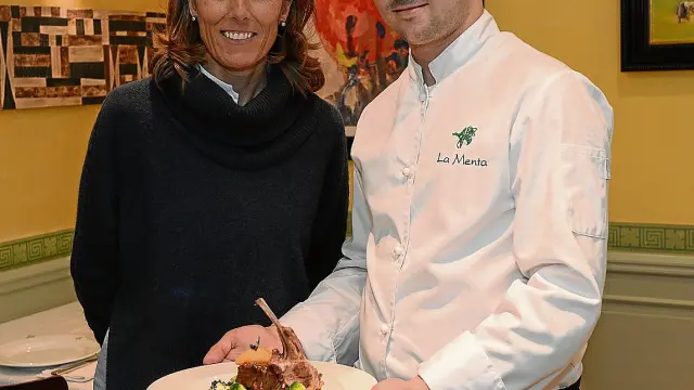 Sofía Lezana, propietaria del restaurante turolense La Menta, y Álvaro López, cocinero.