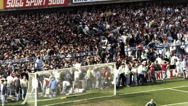 Imágenes de la avalancha humana en el estadio de Hillsborough en 1989.