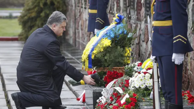 El presidente ucraniano, Petró Poroshenko, deposita unas flores en homenaje a las víctimas de Chernóbil.