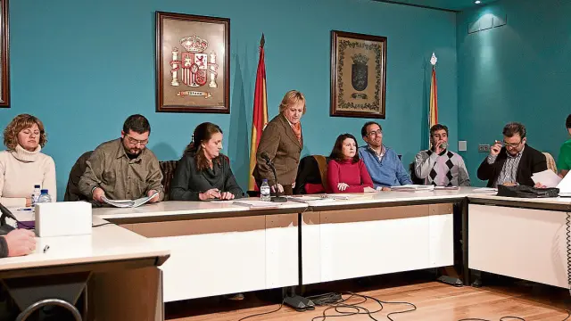 Pleno del Ayuntamiento de La Muela en 2013, con Marisol Aured -de pie- como alcaldesa.