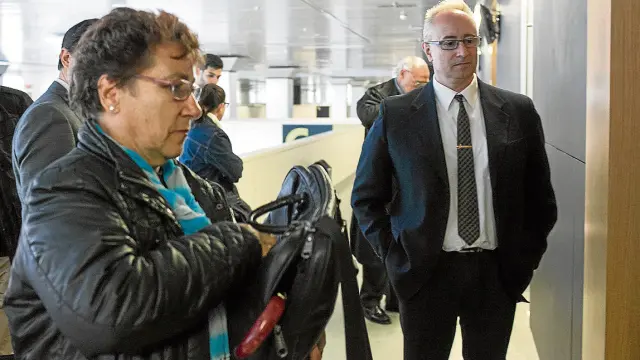 La alcaldesa Teresa Solanas Rubio y el acusado Miguel Sala Gómez, ayer, en los juzgados.