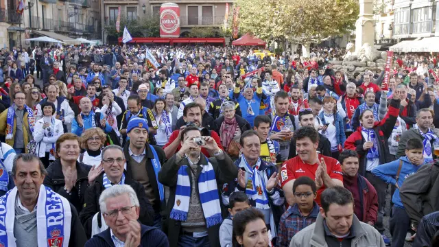 Aficionados del Real Zaragoza, junto a los numantinos, en una abarrotada Plaza Mayor de Soria antes del partido de la pasada temporada en Los Pajaritos.