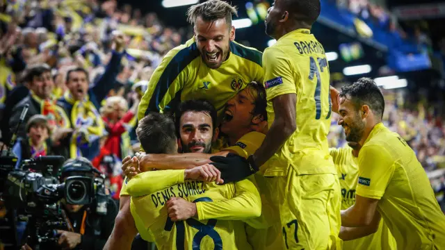 Adrián celebra junto a sus compañeros el gol de la victoria.